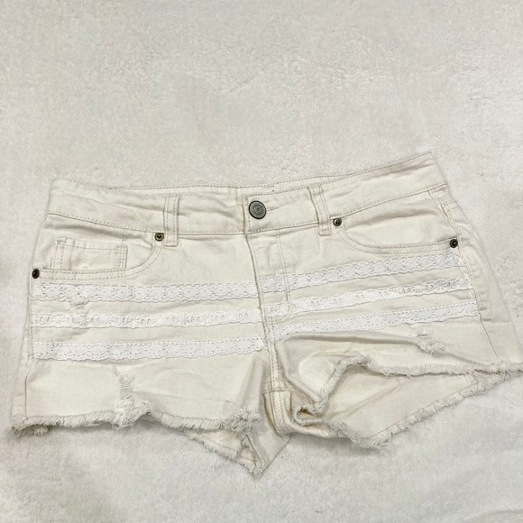 SO Juniors 11 Cream Distressed Shorts with White Lace Detailing - Picture 2 of 9